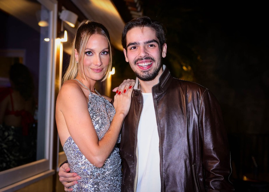 João Guilherme Silva dá beijão e mão boba na namorada na festa de 35