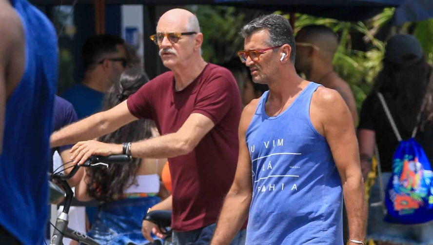 Marcos Caruso e namorado caminham em Ipanema após ator relatar susto em quase atropelamento