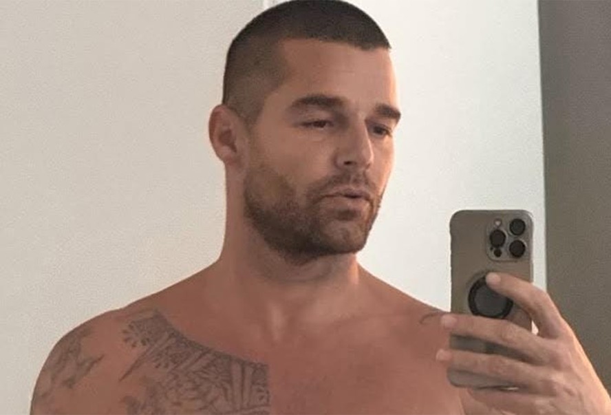 Ricky Martin mostra shape com marca do bronze e tatuagem íntima à ...