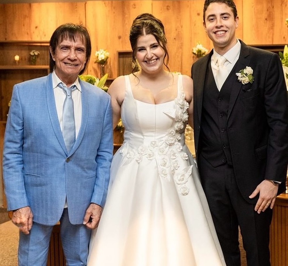 Roberto Carlos vai ao casamento da neta, filha de Dudu Braga