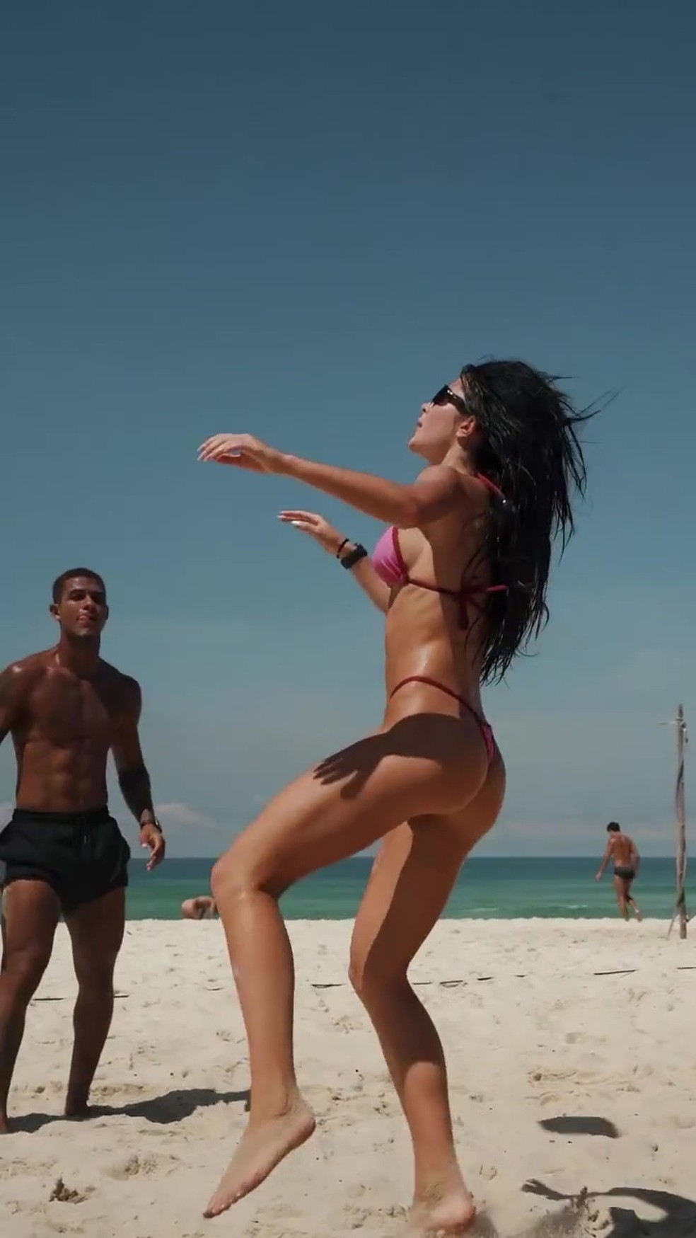 Jade Picon joga futevôlei na praia — Foto: Reprodução/Instagram