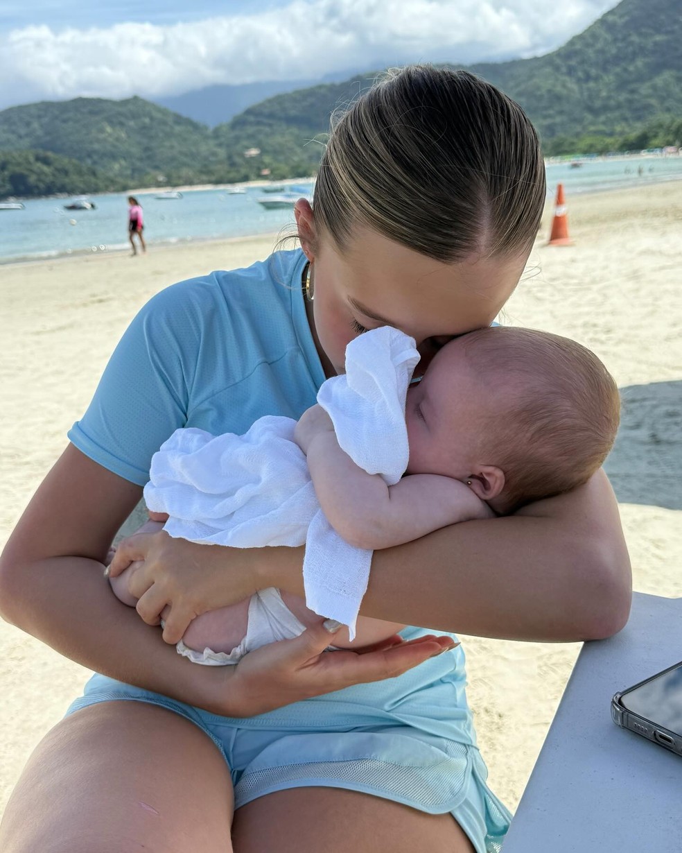 Duda Reis foge do Carnaval e leva a filha para conhecer praia pela primeira vez — Foto: Reprodução | Instagram