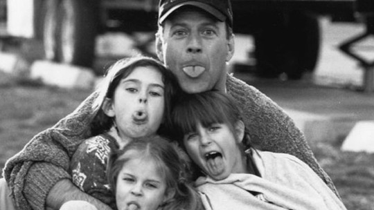 Demi Moore parabeniza Bruce Willis pelo Dia dos Pais e mostra foto rara