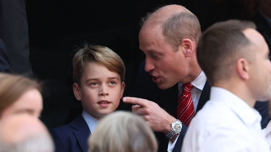 Sem Kate Middleton, William e príncipe George assistem a jogo de futebol