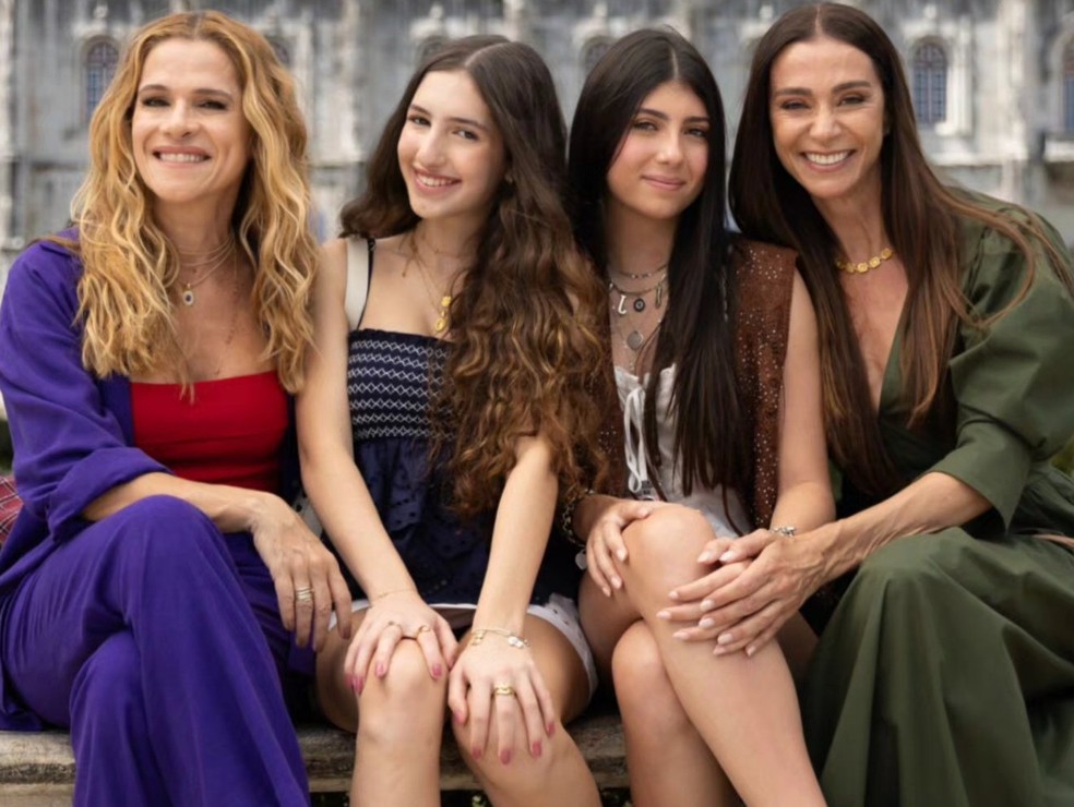 Ingrid Guimarães e a filha, Clara, com as amigas Julia e Mônica Martelli — Foto: Reprodução/Instagram