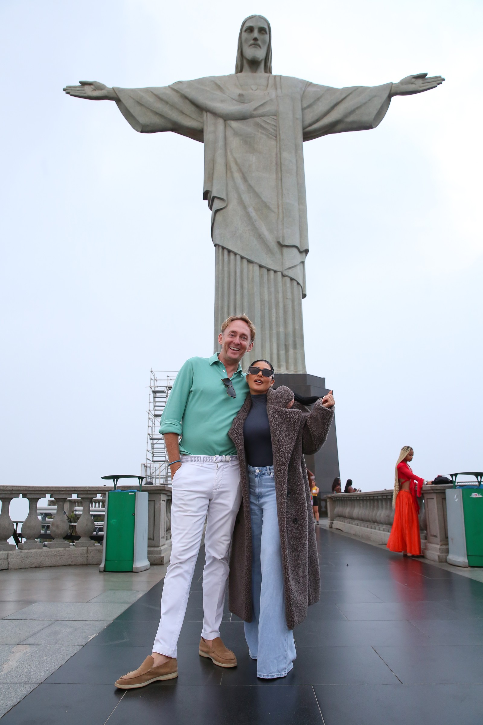 Simaria e Tony Kelly no Santuário Cristo Redentor, no Rio — Foto: Roberto Filho/Quem