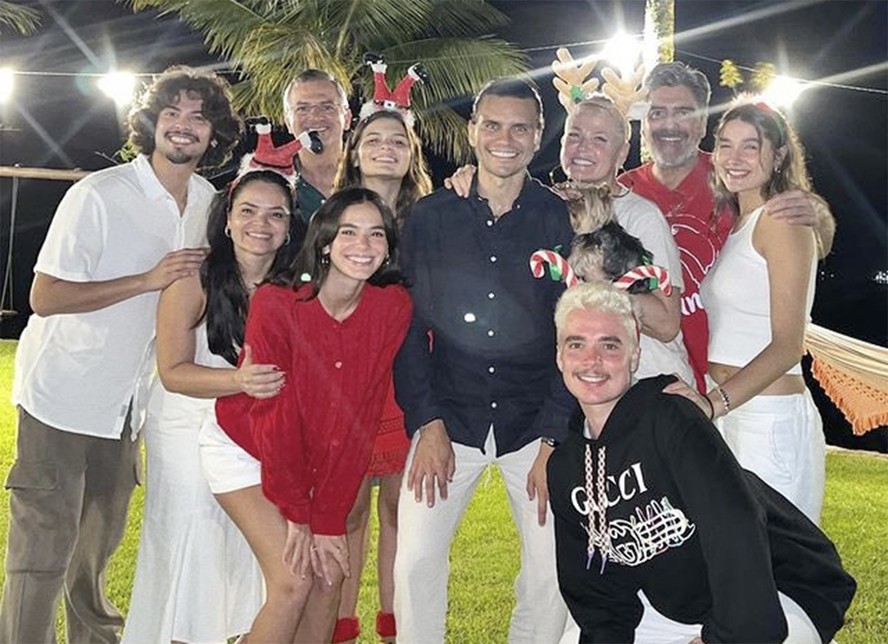 Bruna Marquezine e Xolo Maridueña passaram o Natal juntos com a família de Xuxa