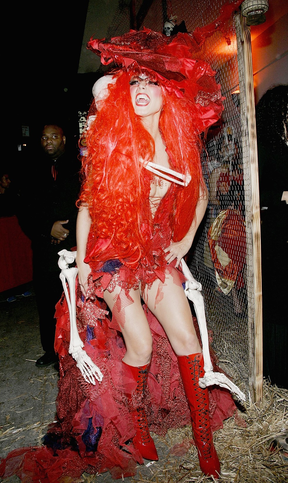 Heidi Klum de bruxa sexy no Halloween 2004 — Foto: Getty Images