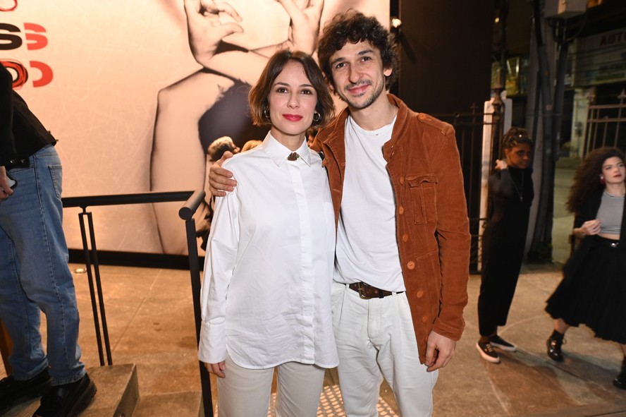 Andréia Horta e o namorado curtem estreia de peça no Rio