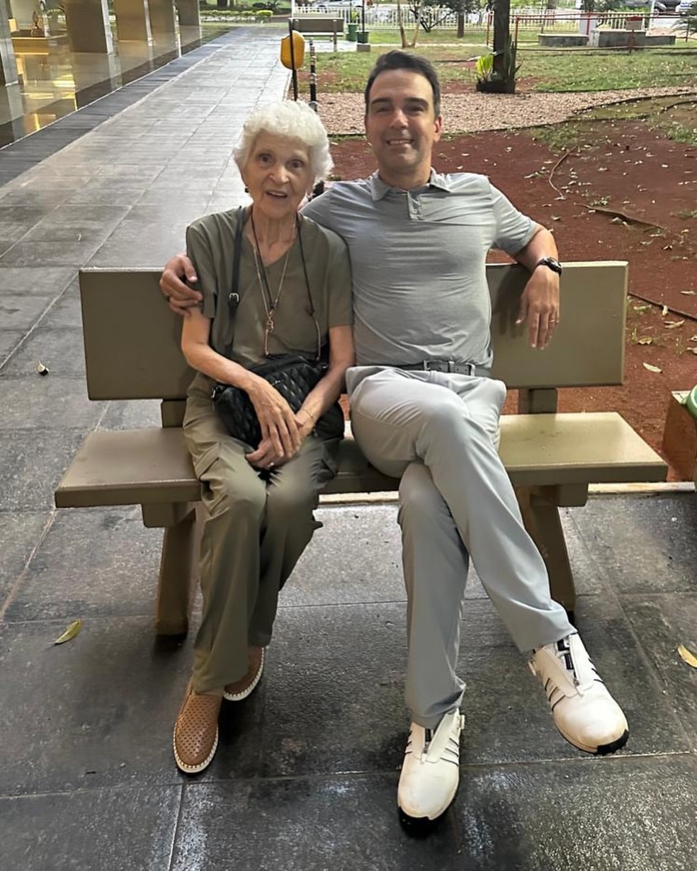 Tadeu Schmidt se despede da m�e e � consolado: 'Dificuldade pra aceitar que nunca mais vou te ver' � Foto: Reprodu��o/Instagram