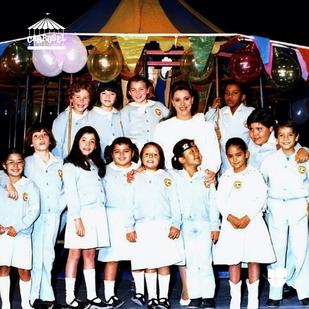 Gabriela Rivero, a professora Helena, com o elenco mirim da novela mexicana 'Carrossel'. Gravada em 1989, trama teve grande sucesso ao ser exibida pelo SBT na década de 1990 — Foto: Divulgação/Televisa