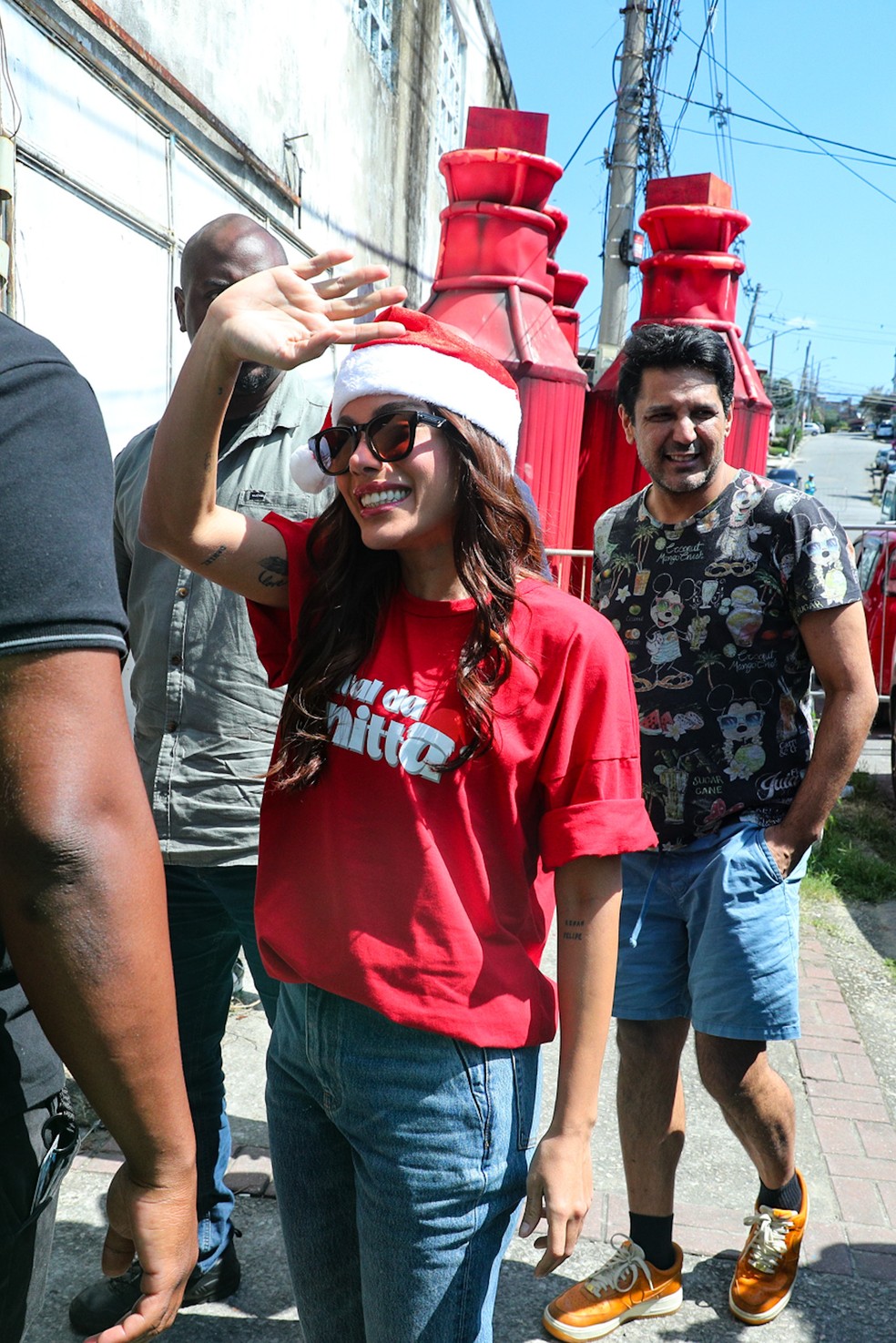 Anitta distribui cestas de Natal e brinquedos em Honório Gurgel — Foto: BrazilNews/Victor Chapetta