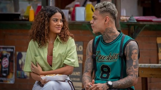 Namorados na vida real, Bella Campos e MC Cabelinho gravam cena de término em 'Vai na Fé'