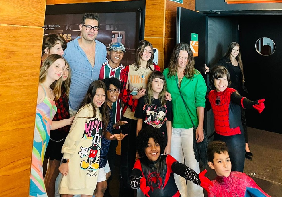Thiago Lacerda leva os filhos a sessão de cinema — Foto: CI Produções/Divulgação
