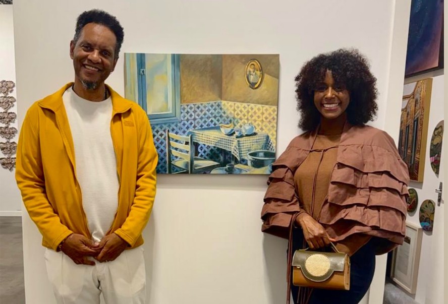 Grávida, Maju Coutinho prestigia exposição do marido, Agostinho Paulo Moura