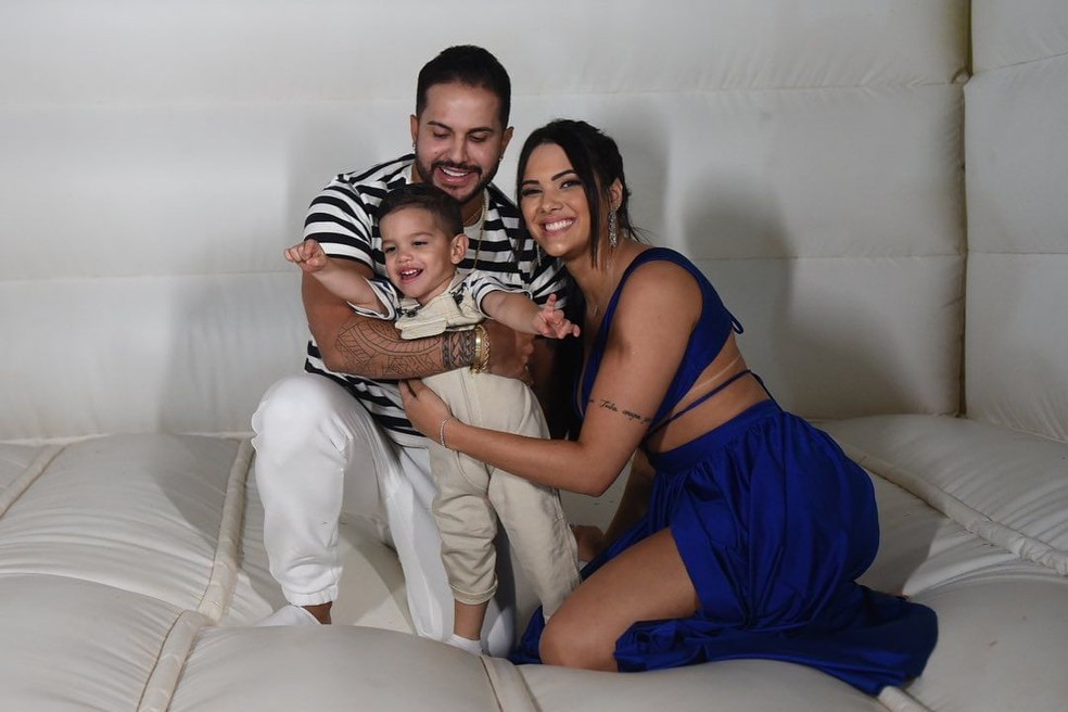 Emily Garcia e Babal Guimarães celebram dois anos de Miguel — Foto: Reprodução/Instagram