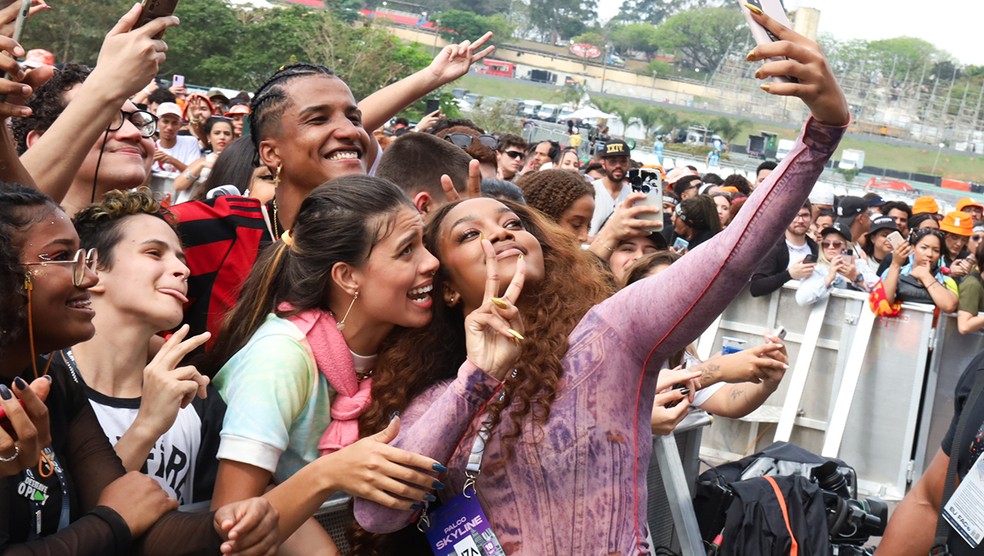 Iza atende fãs na passagem de som para apresentação no The Town — Foto: Brazil News