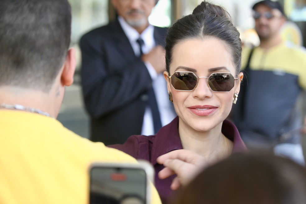 Sandy acena aos paparazzi e manda beijo para fãs em hotel no Rio; fotos