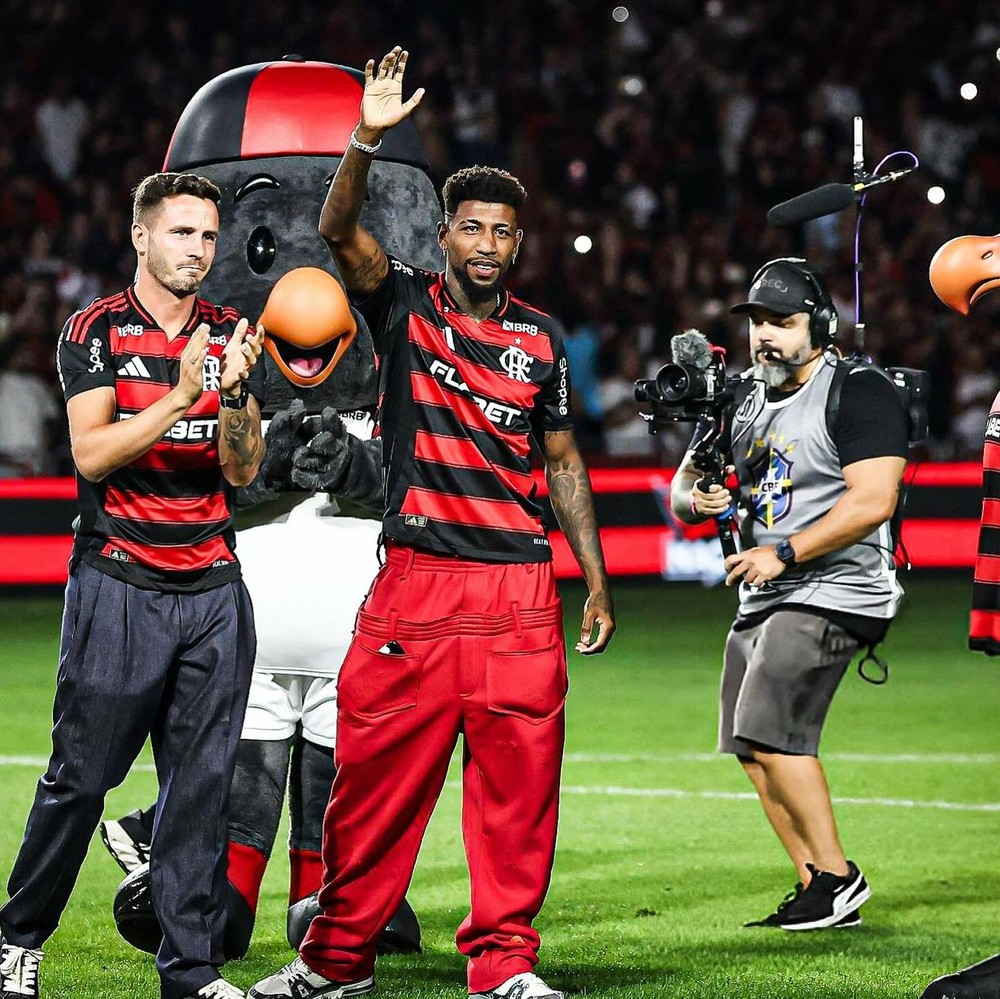 Nova contratação do Flamengo, Emerson Royal é tietado em praia do Rio