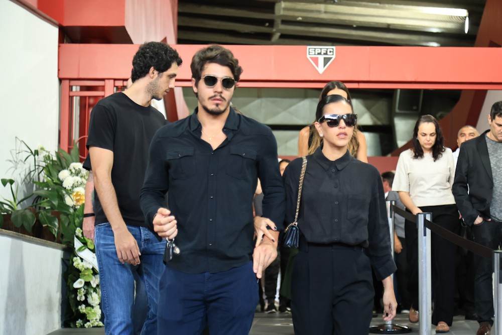 Mariana Rios sai abalada do velório de Abílio Diniz com o namorado ...