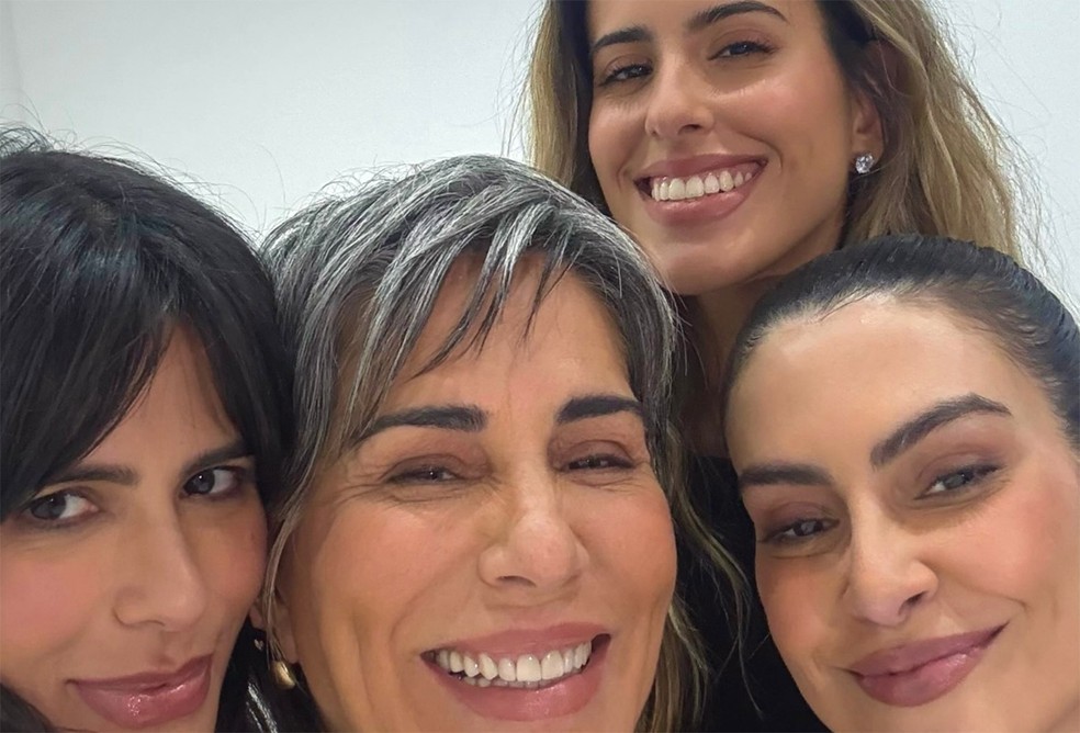 Gloria Pires com as três filhas: Anttónia, Ana Morais e Cleo — Foto: Reprodução/Instagram
