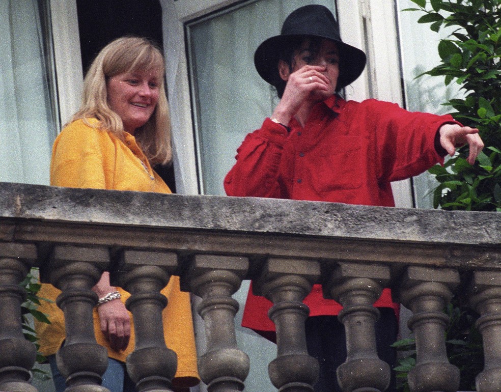Michael Jackson (1958-2009) e Debbie Rowe em 1997 — Foto: Getty Images