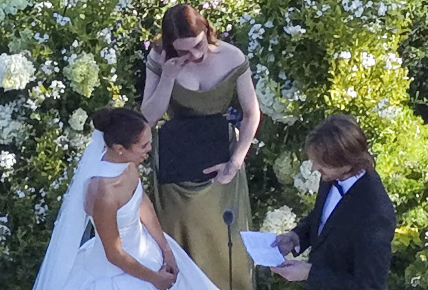 Billie Eilish se emociona ao oficializar casamento do próprio irmão; veja todos os detalhes da celebração - QTU Questões do Universo