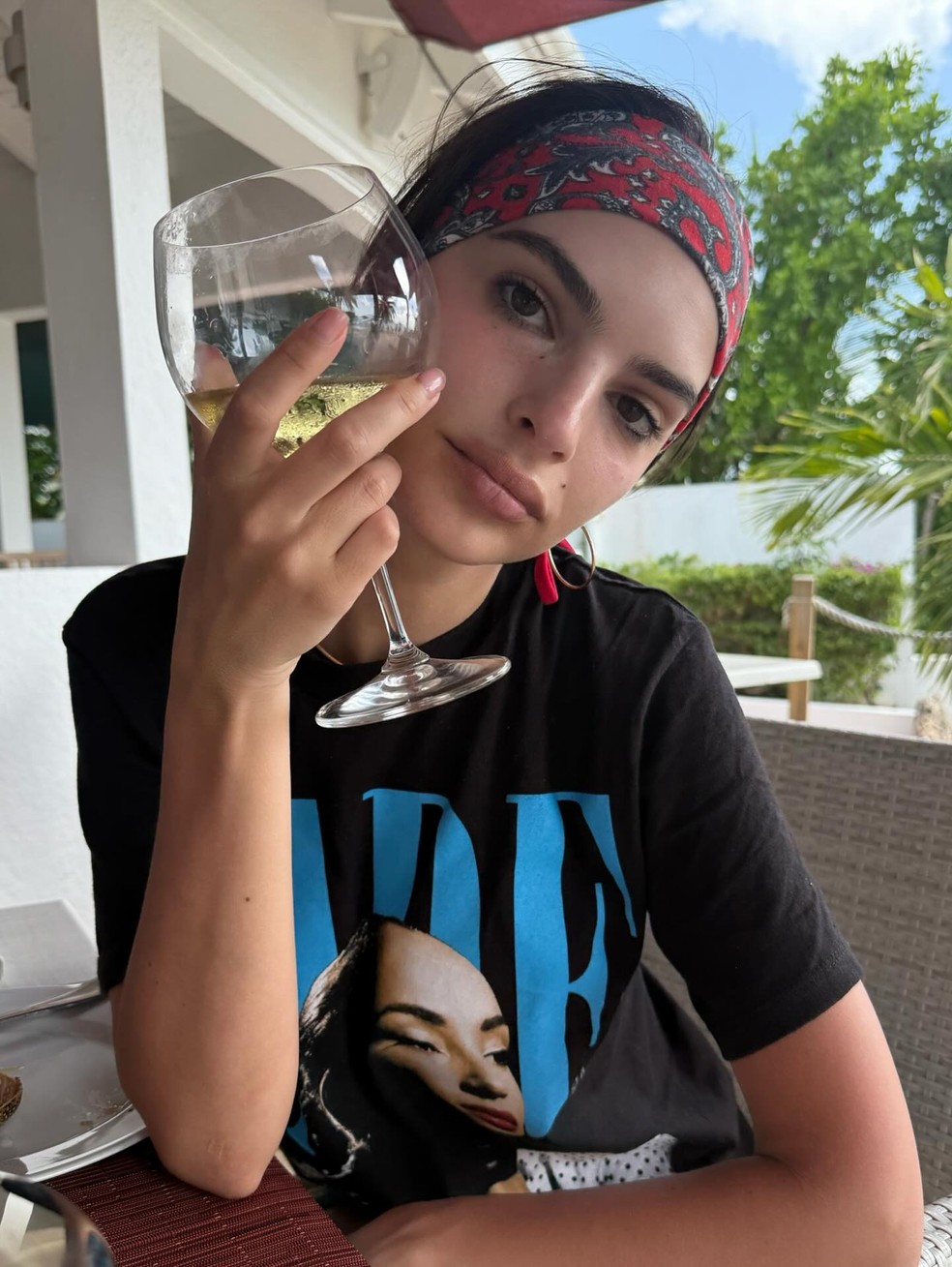 Emily Ratajkowski abre álbum curtindo aniversário com amigas em praia — Foto: Reprodução/Instagram