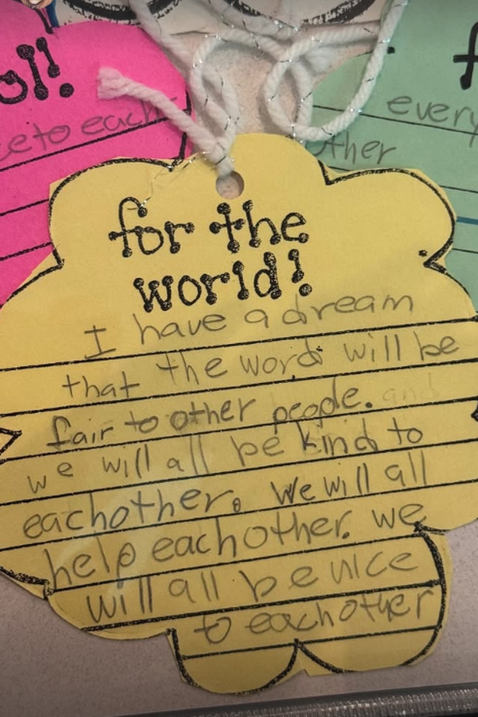 Empresária de 29 anos compartilhou fotos da escola e textos escritos à mão — Foto: Reprodução/Instagram