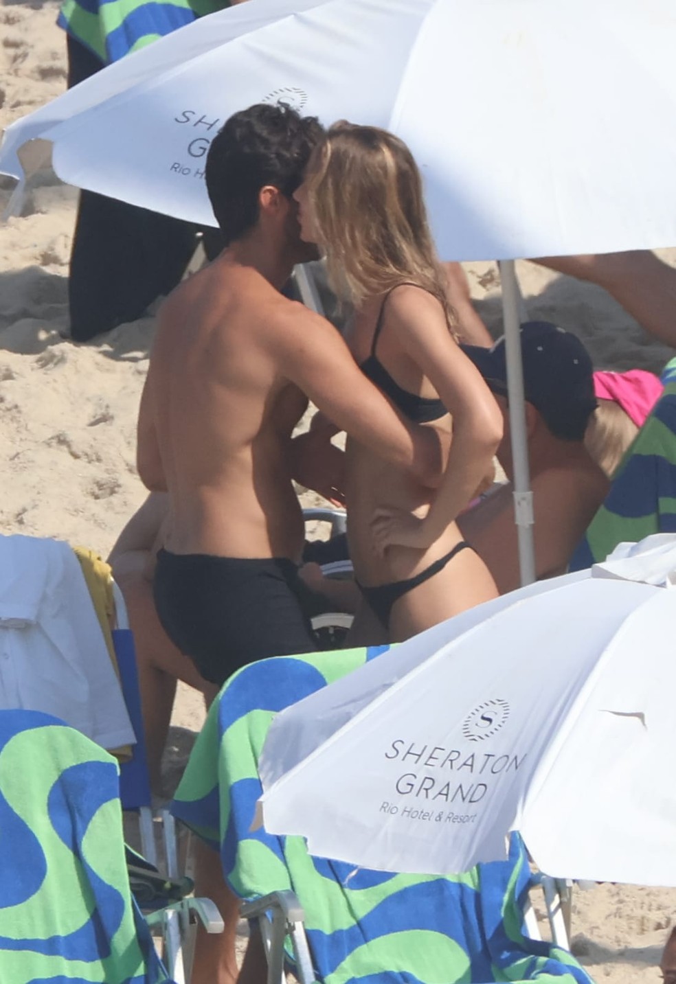Acompanhado, Tiago Iorc curte praia no Rio de Janeiro — Foto: Daniel Delmiro/AgNews