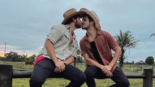 Igor Cosso troca beijos com o namorado no Pantanal