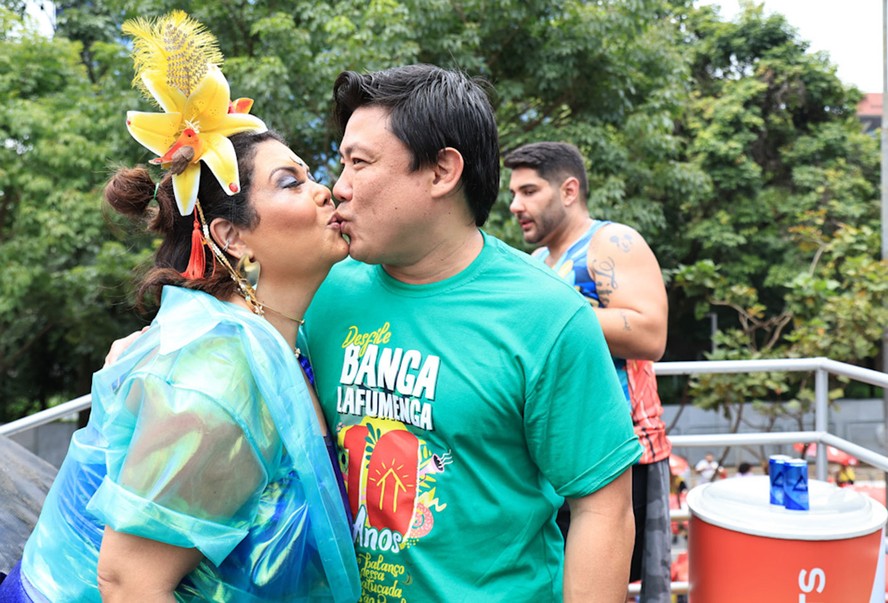 Fabiana Karla e namorado se beijam muito no Bloco do Abrava