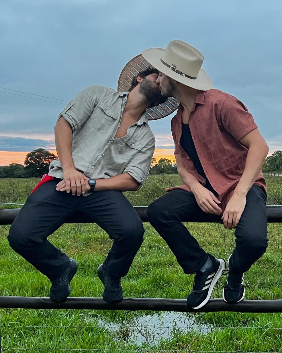 Igor Cosso e Heron Leal trocam beijos em viagem ao Pantanal — Foto: Reprodução/Instagram