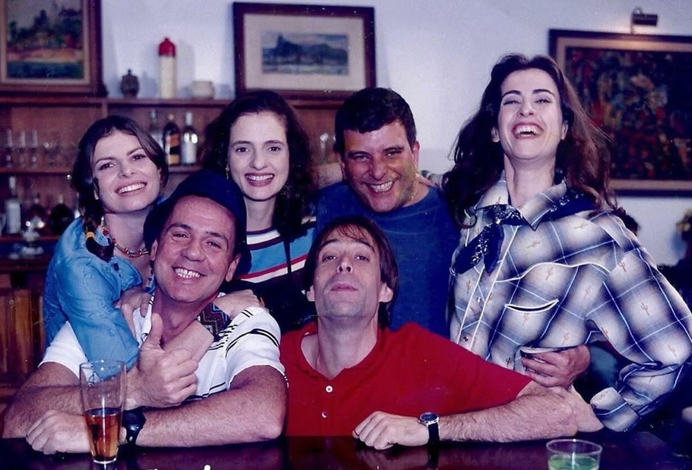 Débora Bloch com Denise Fraga, Jorge Fernando, Fernanda Torres, Pedro Cardoso e Luiz Fernando Guimarães — Foto: Reprodução Instagram
