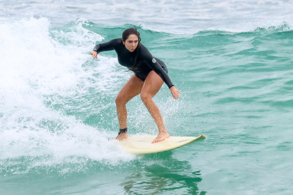 Carol Portaluppi em Ipanema — Foto: JC PEREIRA/ AGNEWS