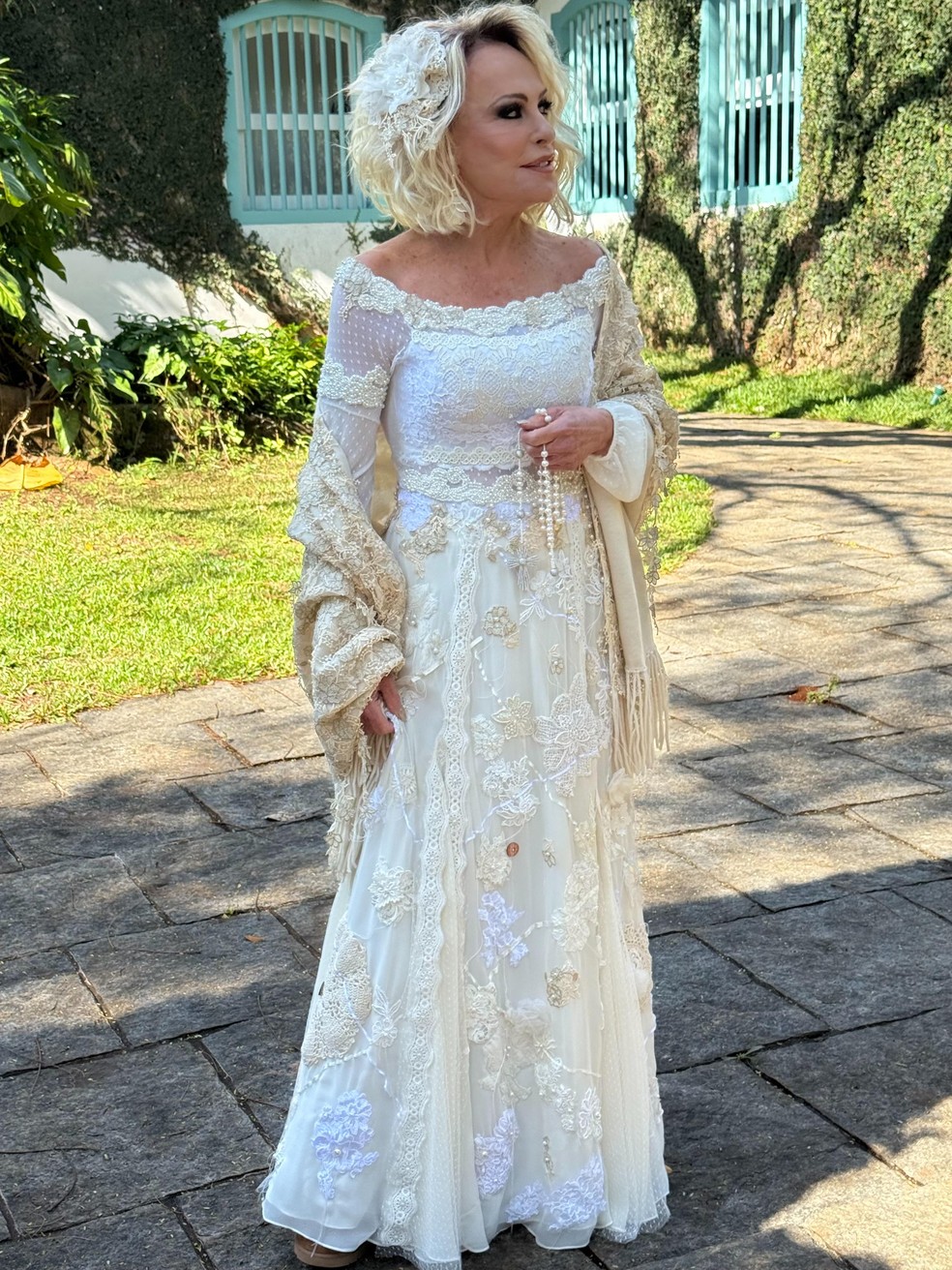Ana Maria Braga renova votos durante festa junina com vestido exclusivo de Lethicia Bronstein — Foto: Divulgação