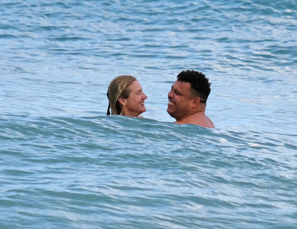 Ronaldo Fenômeno e Celina Lock trocam chamego e se divertem em Ibiza — Foto: The Grosby Group