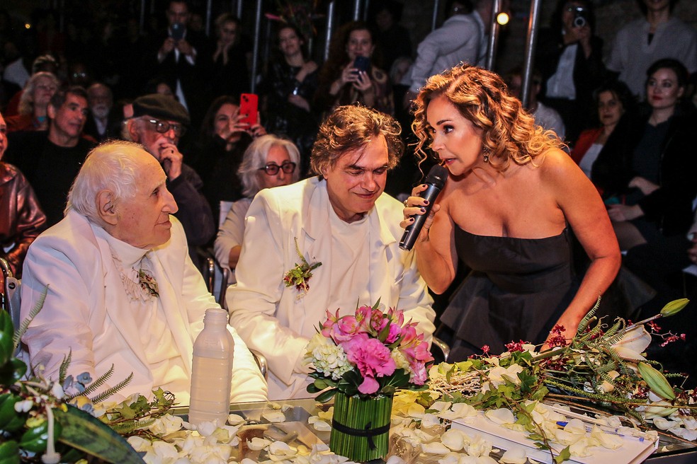 Daniela Mercury canta no casamento de Zé Celso com Marcelo Drummond — Foto: Thiago Duran/BrazilNews