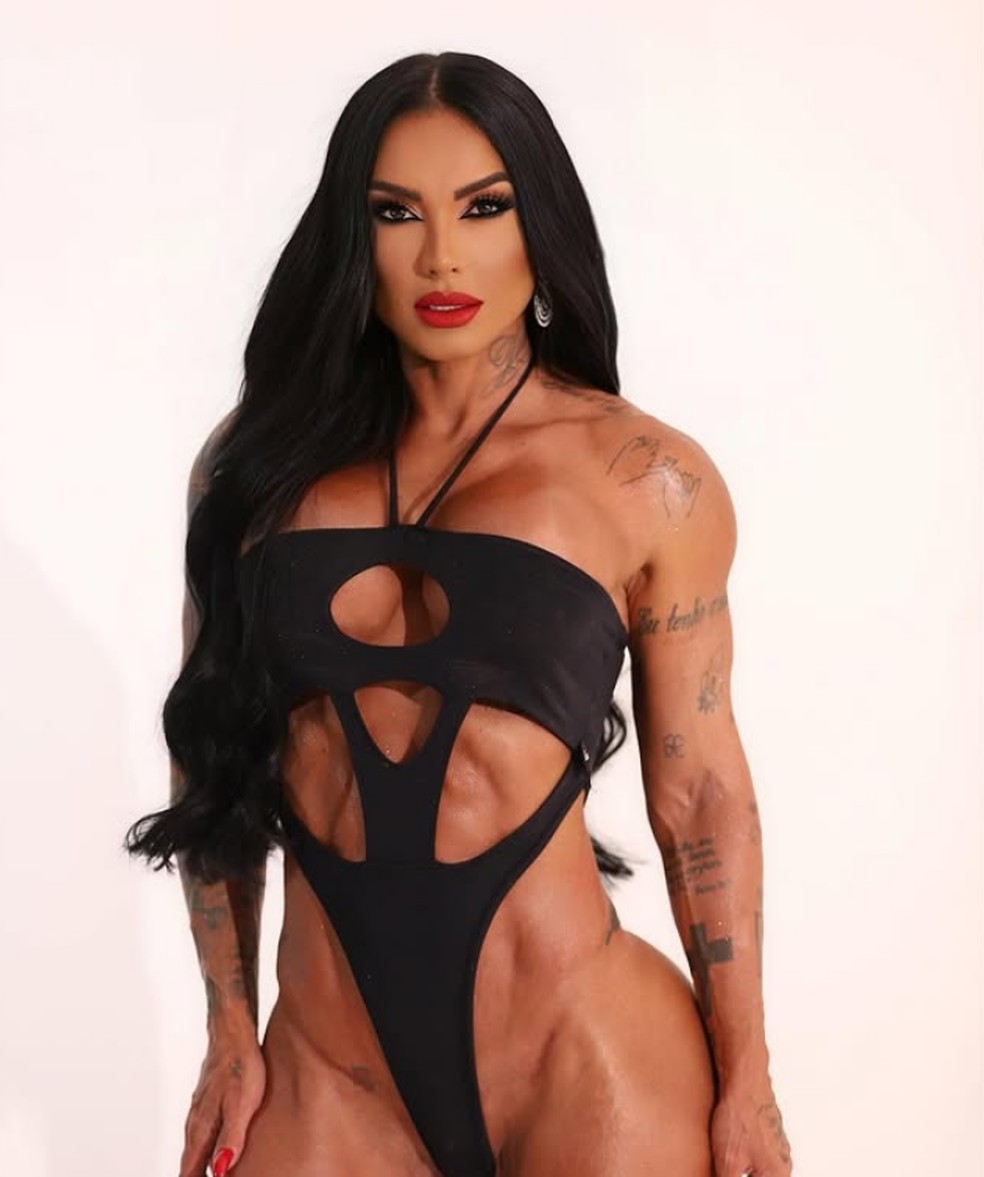 Musa do carnaval, Kamila Simoni impressiona ao exibir barriga trincada em maiô ultracavado: 'No auge' — Foto: Reprodução/Instagram