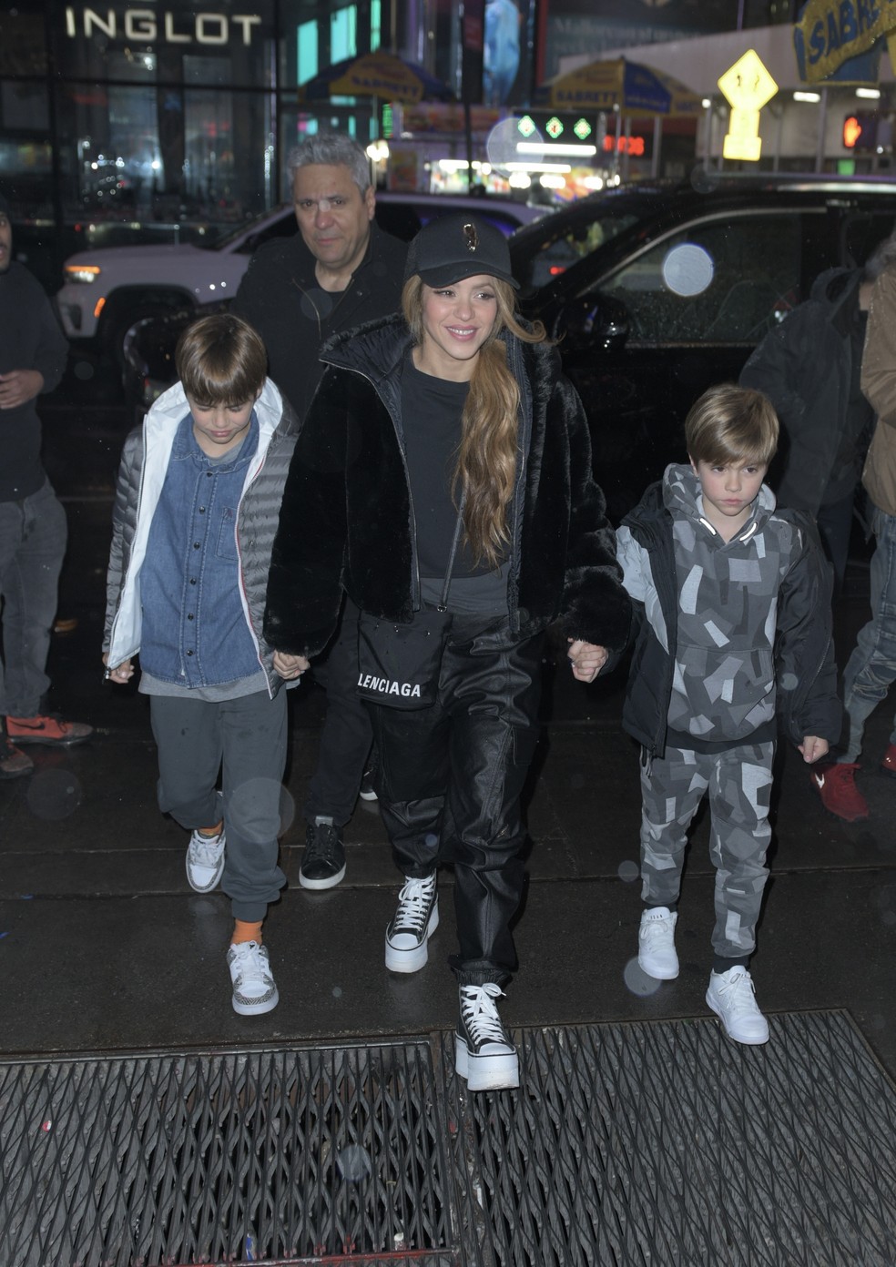 Shakira com os filhos — Foto: The Grosby Group