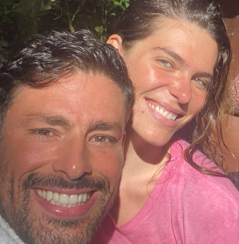 Cauã Reymond curte cachoeira com Mariana Goldfarb e amigos — Foto: Reprodução/Instagram
