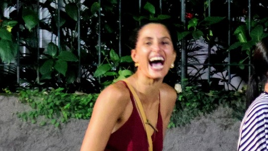 Camila Pitanga brinca e sorri com paparazzo durante passeio com amigas no Leblon  