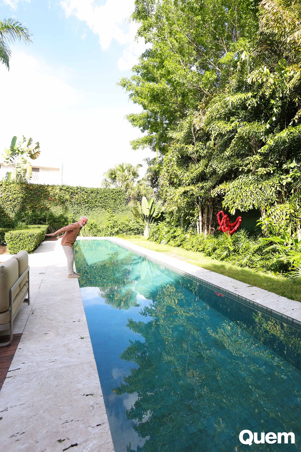 Otávio Mesquita brinca na piscina de 20 metros — Foto: Rafael Cusato/Quem