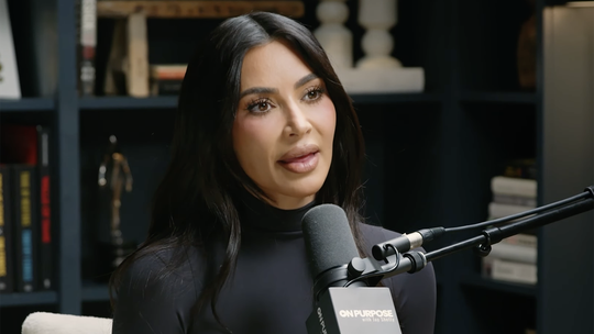 Kim Kardashian surge irreconhecível com mudança radical no visual para ensaio; veja