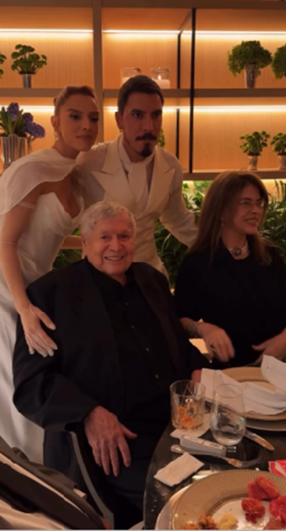 Giovanna Lancellotti e Gabriel David com Boni e Lou de Oliveira — Foto: Reprodução/Instagram