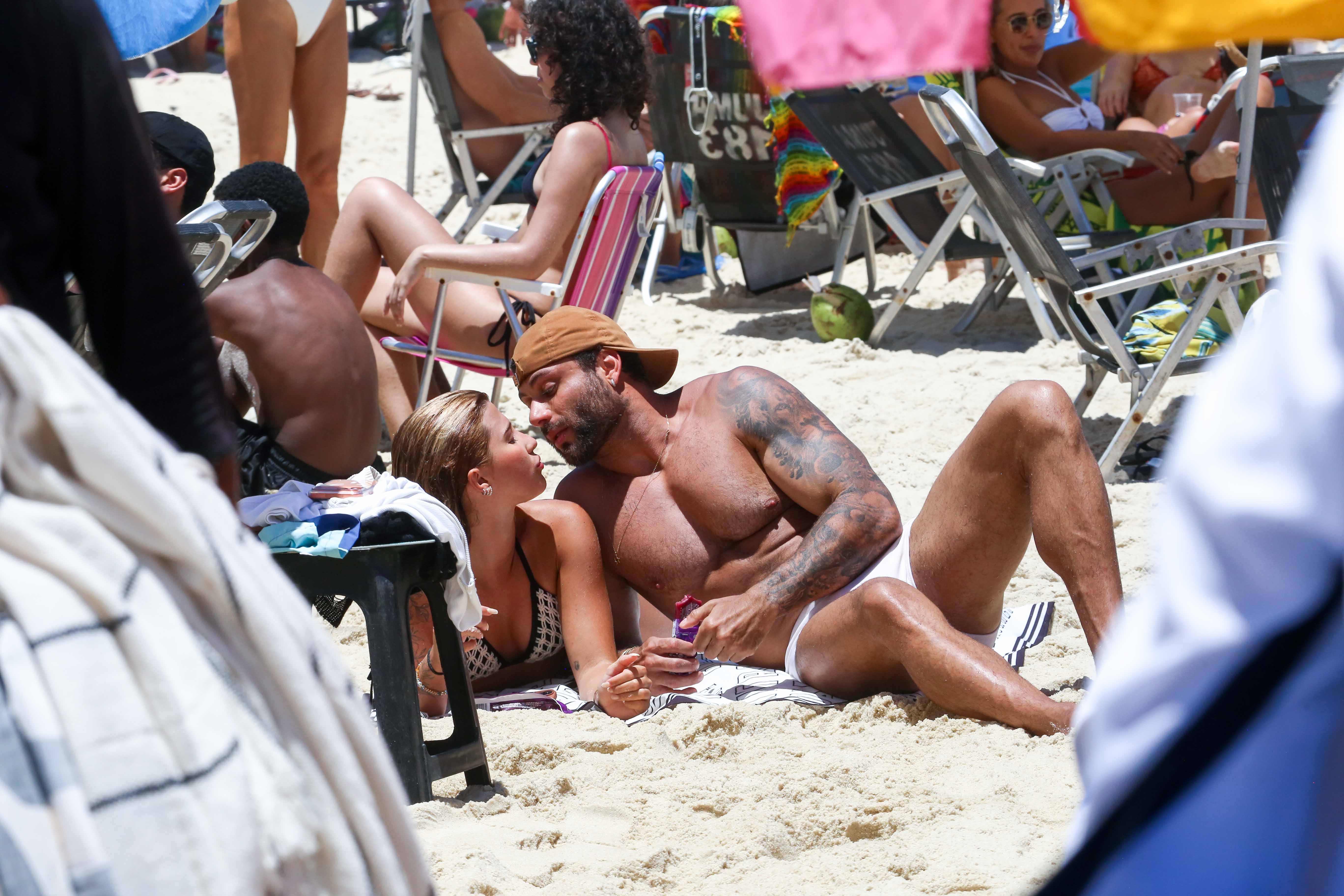 Jesus Luz é fotografado em clima de romance em praia do Rio de Janeiro e assume namoro