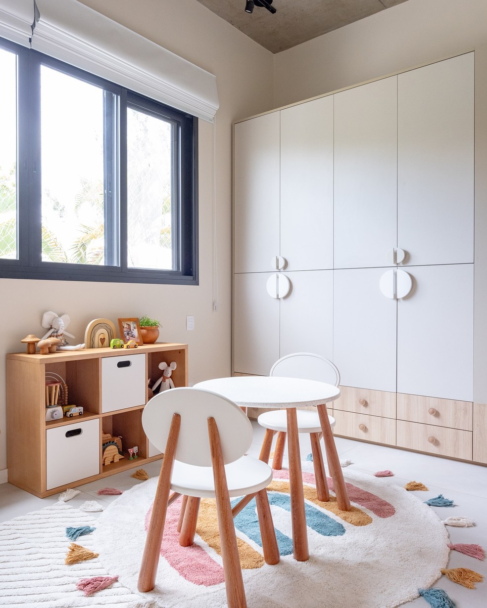 Juliano Cazarré e esposa mostram quarto de dois dos seis filhos — Foto: @interiordafoto
