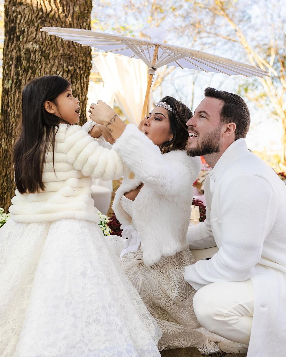 Maira Cardi e Thiago Nigro com Sophia — Foto: Reprodução/Instagram