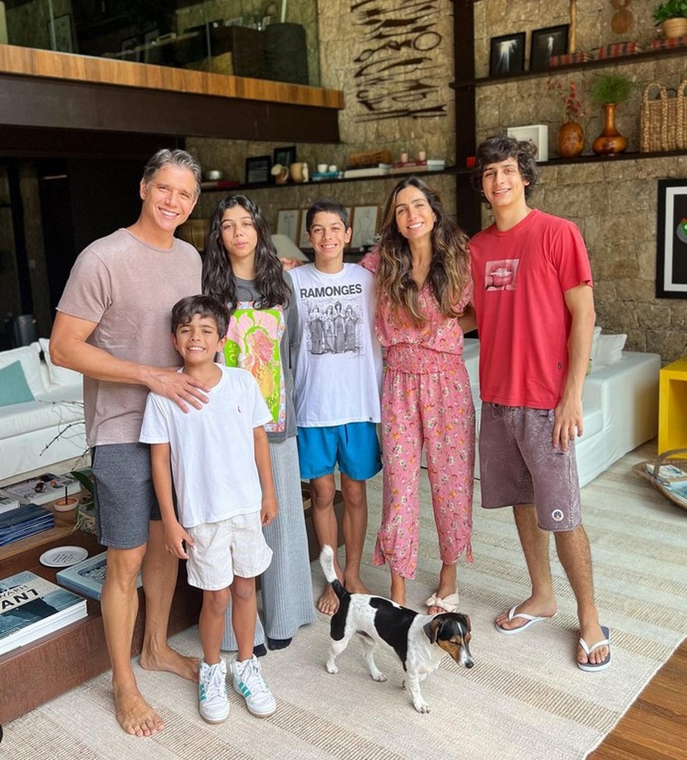 Márcio Garcia e Andrea Santa Rosa com os quatro filhos — Foto: Reprodução/Instagram