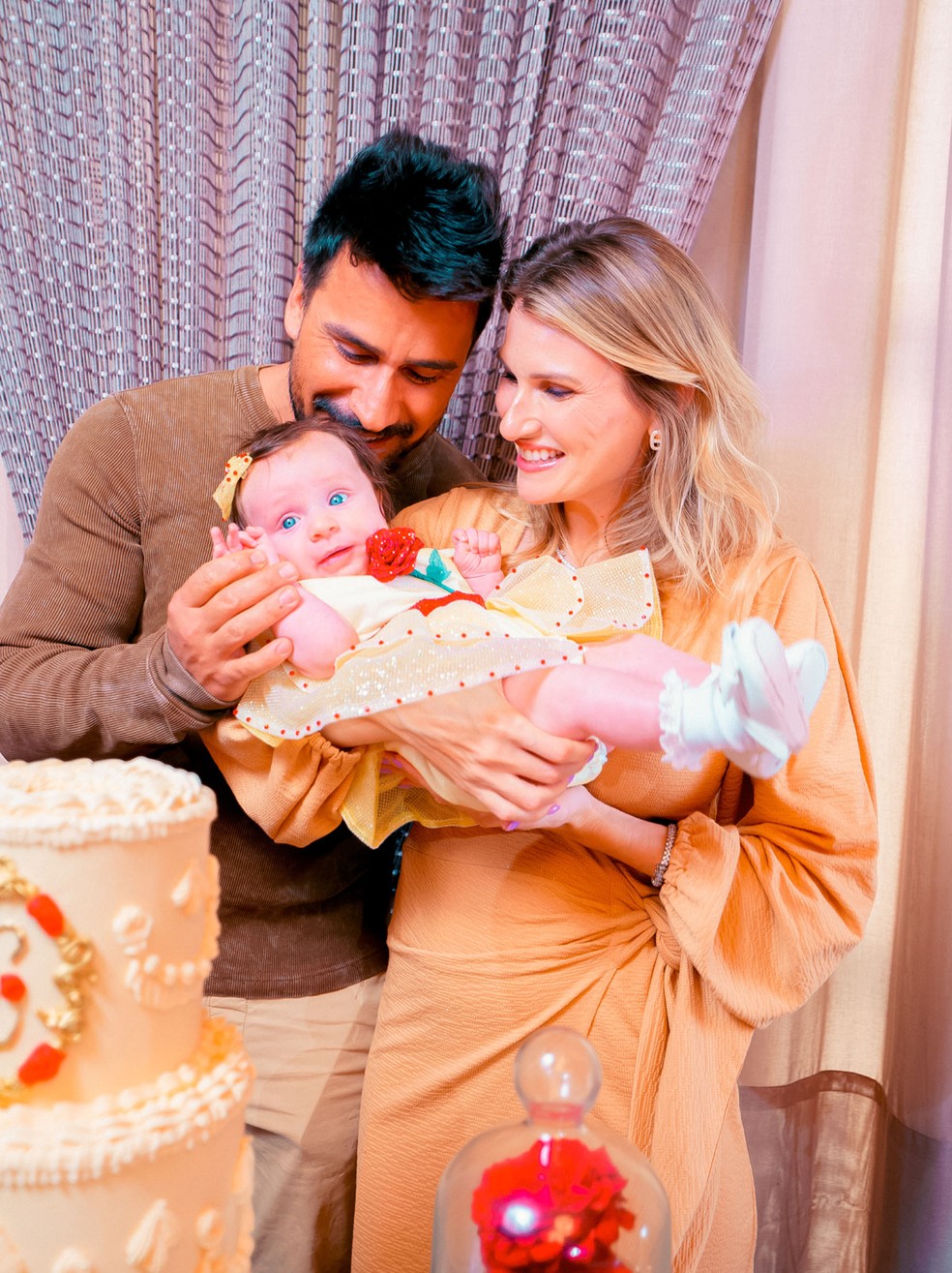 Com tema 'A Bela e a Fera', Julio Rocha e Karoline Kleine celebram 3 ...
